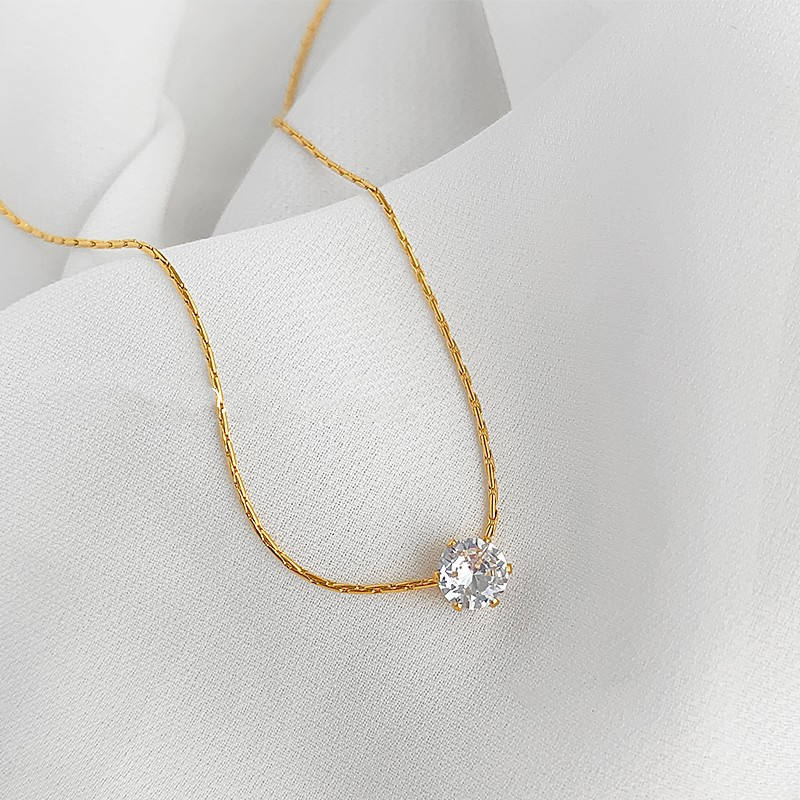 Petal Glow Necklace – Dainty Floral Anti Tarnish Pendant for Women
