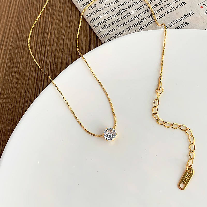 Petal Glow Necklace – Dainty Floral Anti Tarnish Pendant for Women