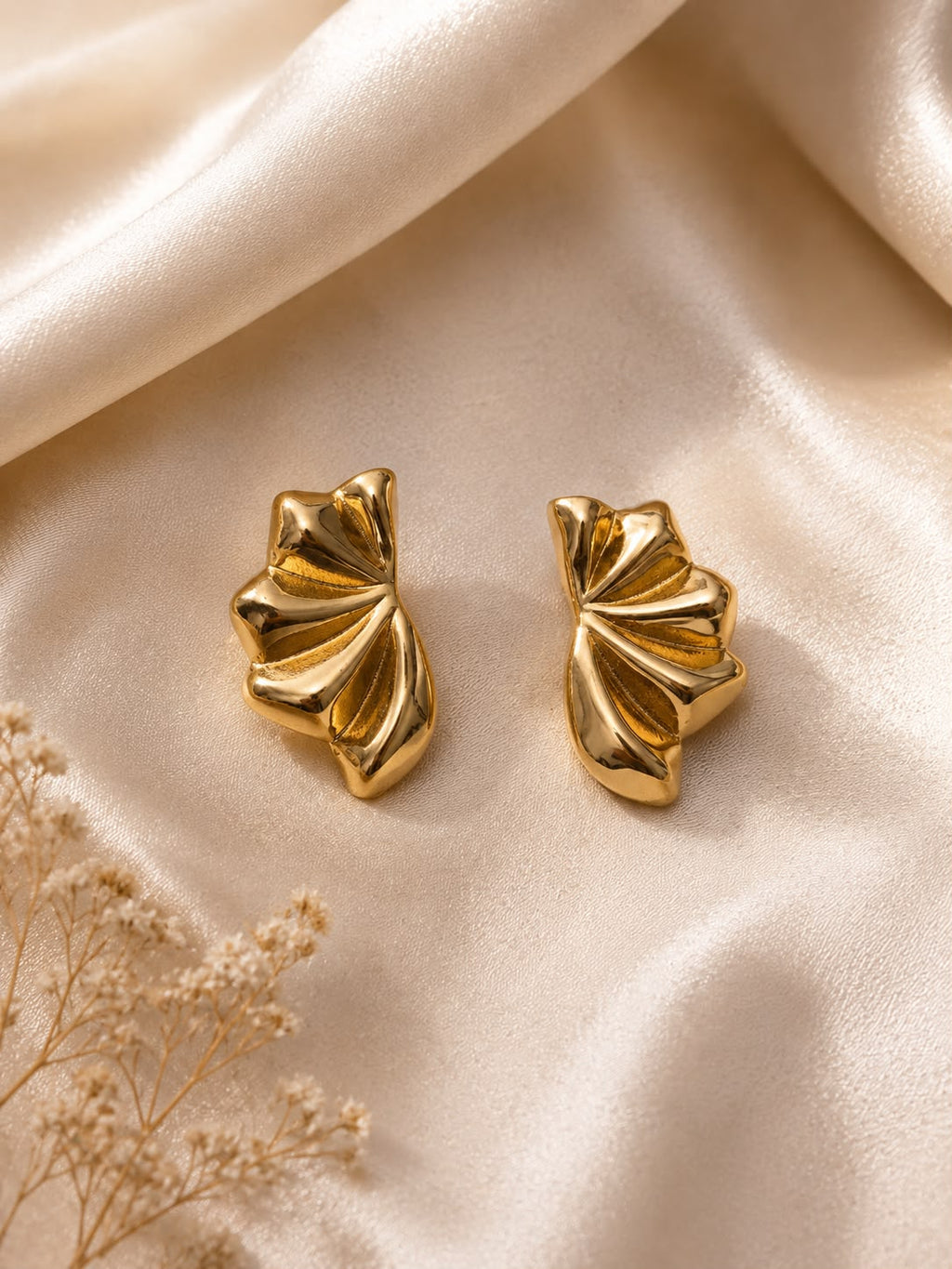 Sculpted Shell Gold Stud Earrings