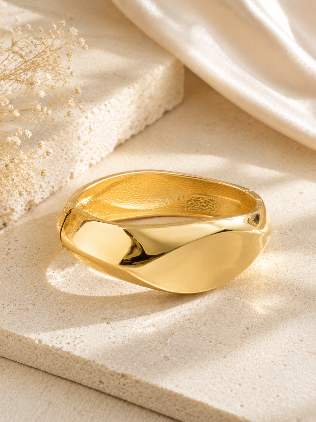 Modern Gold Statement Bangle – Anti Tarnish Premium Jewelry