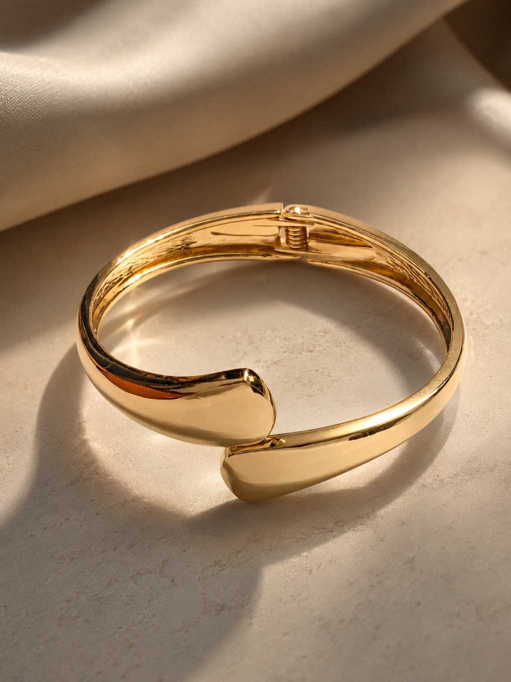 Minimal Gold Cuff Bangle – Waterproof Everyday Jewelry