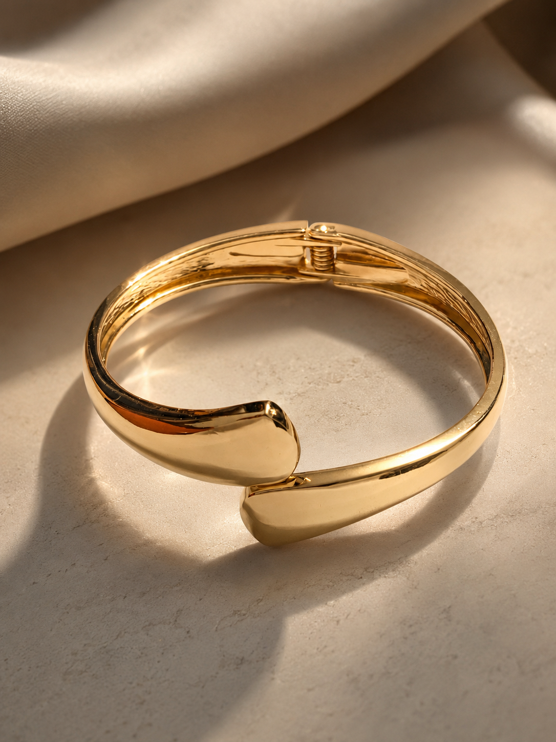 Minimal Gold Cuff Bangle – Waterproof Everyday Jewelry